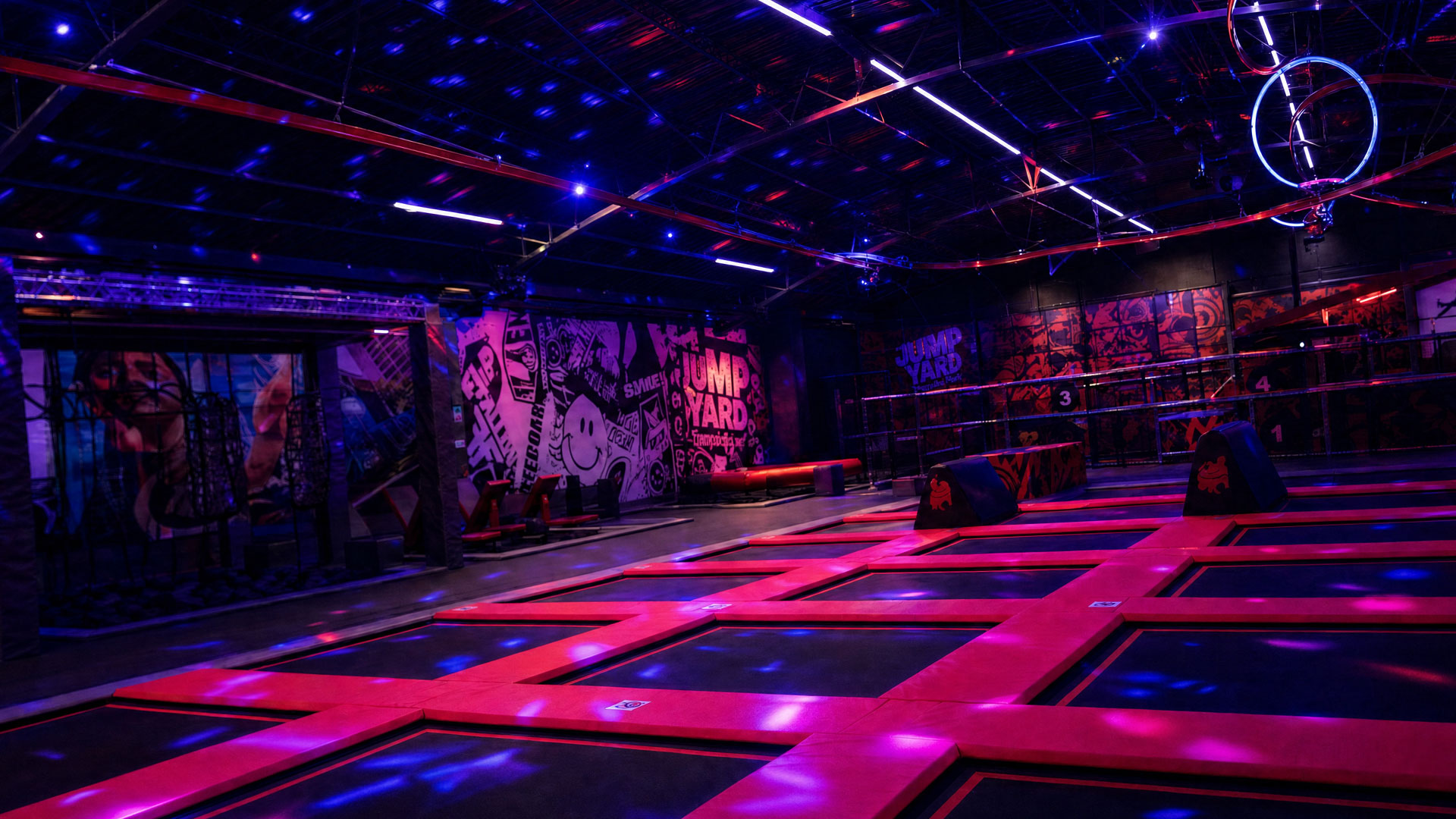 JumpYard Matosinhos numa festa Glow - Parque de Trampolins