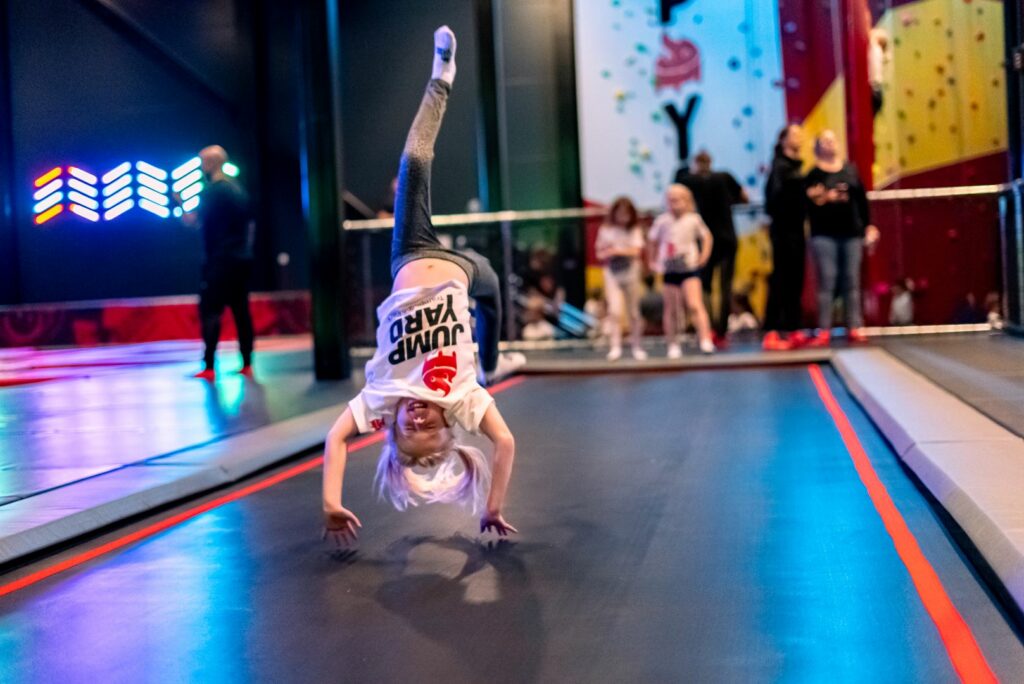Salta e diverte-te como um verdadeiro desportista na Fast Track na JumpYard.