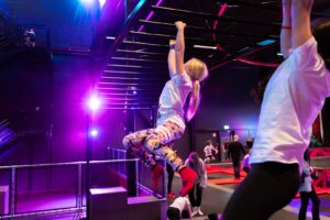 Um dos desafios no Ninja Course na JumpYard