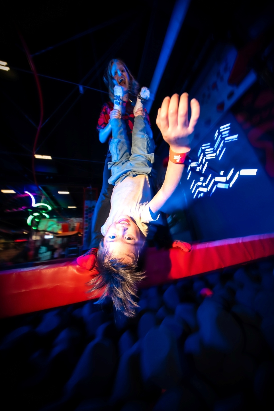 upp och ner vänd flicka på JumpYard trampolinpark
