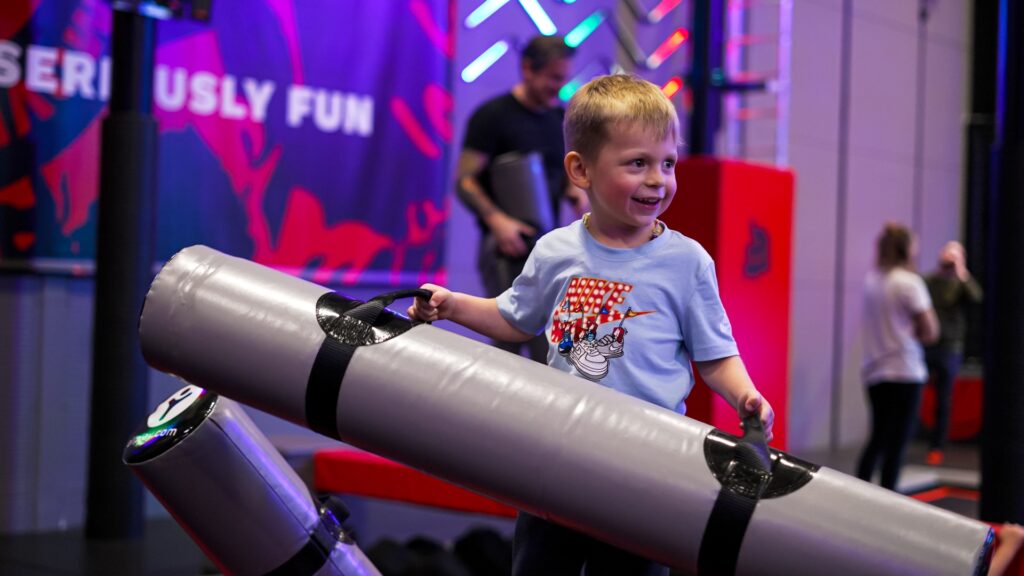 Glad pojke spelar battle beam på JumpYard