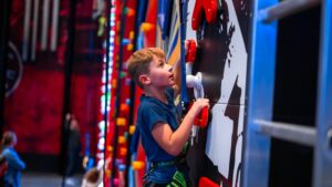 Klättra på Clip 'N Climb klätterväggar
