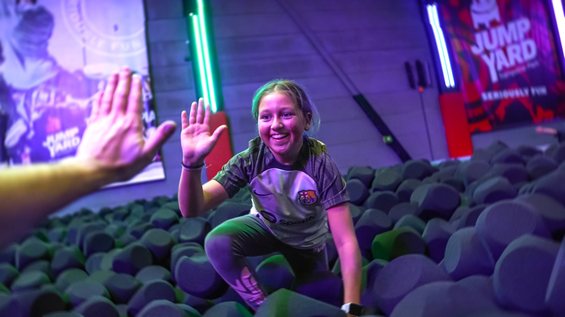 High five på JumpYard i foam pit